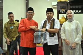 Wagub Vasko Ruseimy salurkan bantuan untuk Masjid dan Pelajar di Sungai Kambut