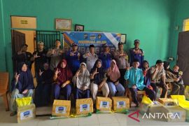 Polairud Polda Riau datangi warga pesisir, bawa sembako dan klinik terapung