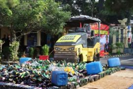 Polres Subang musnahkan ribuan botol minuman keras dan petasan
