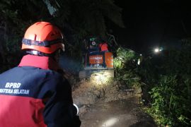 Akses jalan Desa Pulau Beringin Utara di OKU Selatan kembali normal setelah tertutup tanah longsor