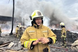 18 Damkar Dikerahkan Jinakkan Kebakaran Gudang Rongsok di Cibolerang