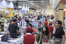 Lonjakan pengunjung jelang Lebaran di pusat perbelanjaan