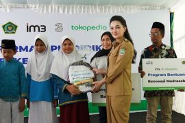 Gubernur Malut salurkan bantuan renovasi lima Madrasah