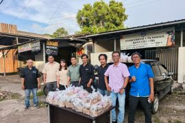 IJTI Korwil Cilegon bagi takjil ke sejumlah pengendara di jalur mudik