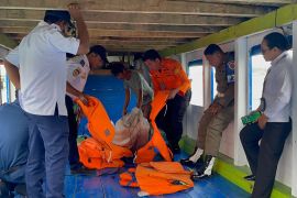 Tim Angkutan Lebaran periksa alat keselamatan kapal di Banggai Laut
