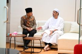 Gibran silaturahmi ke Habib Ali Al Habsyi dan tinjau pembagian sembako