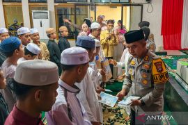 Polres HST bagikan tali asih kepada santri tahfiz saat peringati Nuzulul Qur'an
