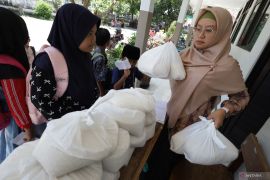 Penyaluran zakat fitrah di sekolah