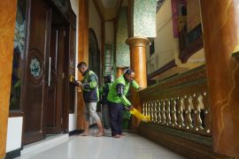 Ribuan Mitra Gojek bersihkan 147 masjid serentak, raih rekor MURI