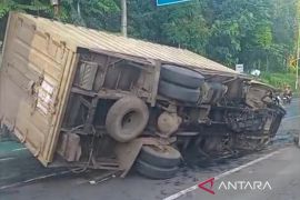 Ini kronologi mobil barang yang terguling di depan Gedung DPR