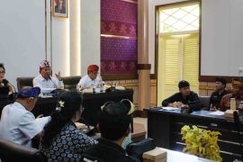 Bupati Buleleng minta para pengusaha ikut bantu korban bencana banjir