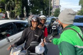 Mitra Grab bagikan ratusan takjil di Semarang