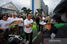 APP Group dan Pisang Goreng Madu Bu Nanik Bagikan 1.500 Takjil dengan Kemasan Ramah Lingkungan Foopak Greaseproof