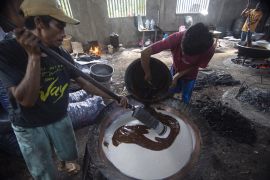 Mengintip proses pembuatan dodol betawi yang biasa disajikan saat Idul Fitri