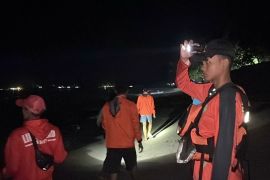 Seorang remaja Tangerang hilang terseret arus di Pantai Carita Pandeglang