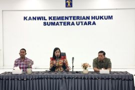 Kabag TU Kanwil Kemenkum Sumut berikan srahan kepada P3K dan PPNPN ansipasi WFA