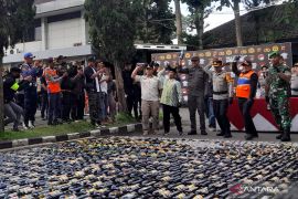 Polres Garut memusnahkan ribuan botol minuman keras dan knalpot bising