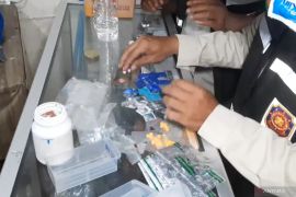 Petugas sita 128 obat ilegal dan 15 miras saat operasi pekat di Matraman Jaktim