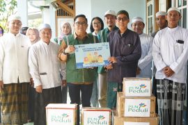 Pegawai PLN UID Kalselteng salurkan sembako untuk dhuafa, lansia-Guru TPQ