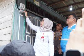 Hadirkan Harapan di Bulan Ramadan, PLN UID Kalselteng Nyalakan 40 Rumah Lewat Program LUTD