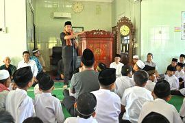 Safari Ramadan di Sijunjung, Wagub Vasko serahkan bantuan Rp25 juta untuk Masjid Al-Ikhlas