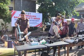 Polres Pemalang musnahkan 1.980 botol miras dan 75 knalpot brong