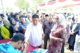 Gubernur Babel subsidi pribadi harga beras di Pasar Murah Selindung