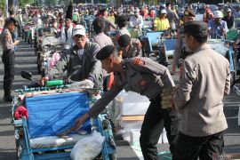 Seribu tukang becak di Surabaya terima bingkisan Lebaran dari Polda Jatim
