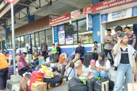 Pendongeng hibur anak-anak pemudik di Terminal Kampung Rambutan