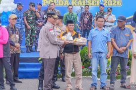 Supian HK bersama Kapolda Kalsel lepas mudik gratis Polri Presisi