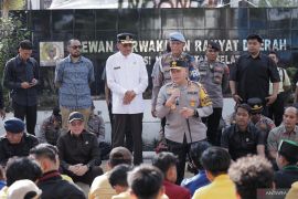 Ketua DPRD Kalsel temui dan terima aksi massa di ruang paripurna