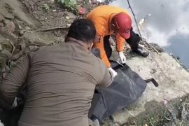 Bayi laki-laki ditemukan meninggal di bantaran sungai di Surabaya