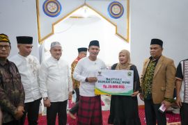 Bupati Solok serahkan bantuan bedah rumah ke warga Saniang Baka