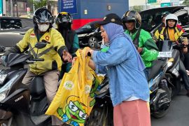 ANTARA Makassar dan HGI berbagi takjil kepada pengguna jalan