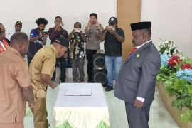 Bupati Aletinus minta pemerataan pendidikan hingga pelosok kampung di Lanny Jaya