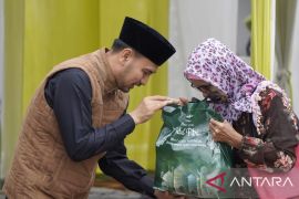 Keluarga Ade Yanti bagikan ribuan paket lebaran bantu warga sambut Idul Fitri