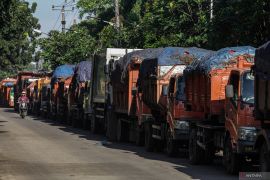 Antrean truk sampah mengular usai longsor di TPST Bantargebang