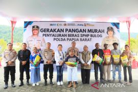 Polda Papua Barat salurkan 30 ton beras SPHP di Manokwari