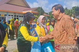 Pemkot Pangkalpinang salurkan beras dan kerupuk bantu petugas kebersihan