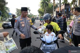 Polda Babel bagikan 1.300 paket takjil pada HUT ke-23