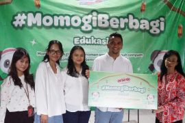 Momogi berbagi di Sekolah Kami dukung pendidikan dan hadirkan keseruan bagi anak-anak