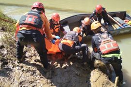 Tim SAR menemukan jasad bocah terseret arus sungai di Ciamis