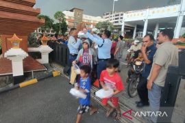 Setwan Jatim bagikan 1.500 takjil untuk pengguna jalan