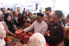 Kapolres dan Bupati Tabalong bagi-bagi sembako di pasar murah