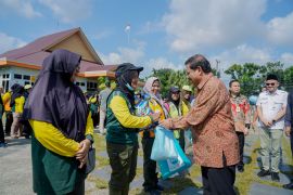 Wali Kota Pangkalpinang serahkan 478 paket sembako untuk petugas kebersihan dan pertamanan