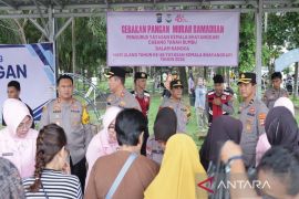 Masyarakat bersuka cita sambut program pasar murah Polres Tanah Bumbu