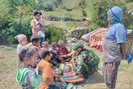 Satgas Yonif 136/TS keliling kampung di Puncak Jaya layani kesehatan