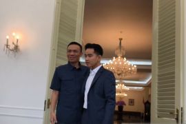 Gibran peluk Rismon Sianipar di Istana usai minta maaf