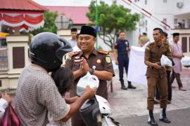 Kejari Aceh Besar bagi-bagi takjil di Jantho