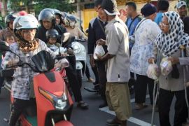Penyandang disabilitas Madiun bagikan ratusan takjil, wujud kepedulian